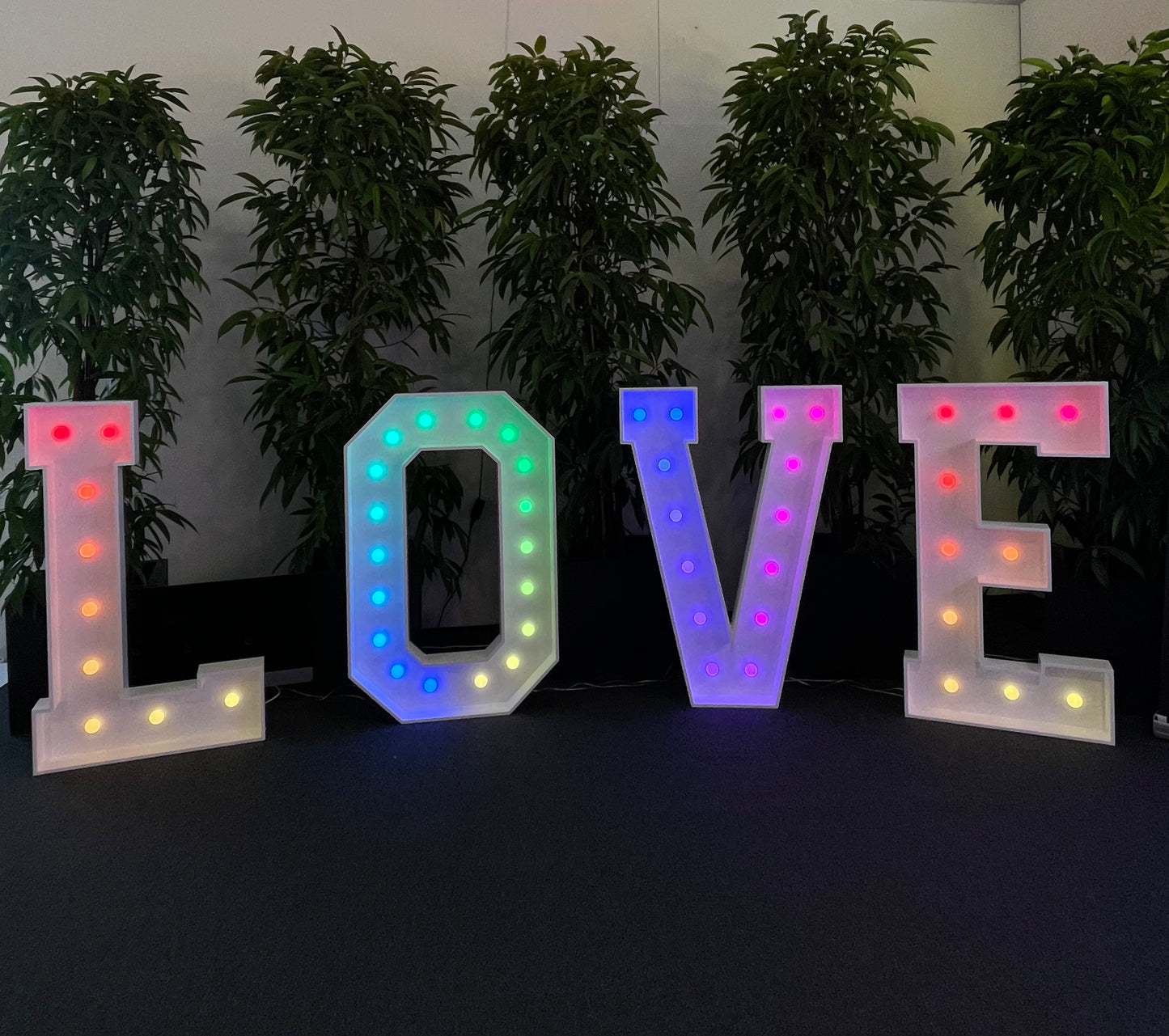 LOVE Leuchtbuchstaben | Marquee Letter Rental